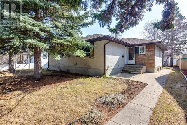 3735 43 Avenue, House detached with 6 bedrooms, 3 bathrooms and 3 parking in Red Deer AB | Card Image