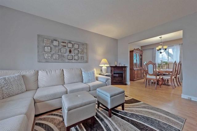 229 Centre St N, House detached with 4 bedrooms, 2 bathrooms and 4 parking in Brampton ON | Image 4