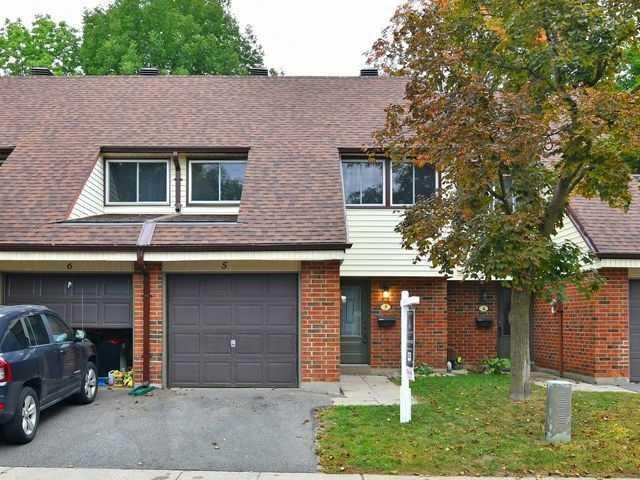 28 Donald St, Townhouse with 3 bedrooms, 2 bathrooms and 1 parking in Barrie ON | Image 1