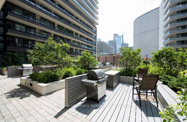 2407 - 570 Bay St, Condo with 2 bedrooms, 2 bathrooms and 1 parking in Toronto ON | Image 11