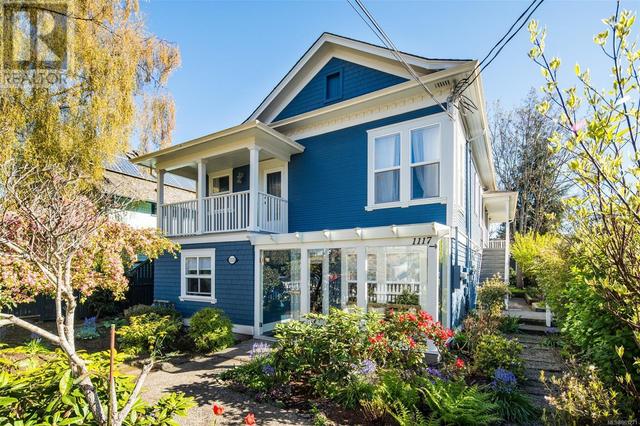 1115/1117 Chapman St, House detached with 5 bedrooms, 4 bathrooms and 4 parking in Victoria BC | Image 2
