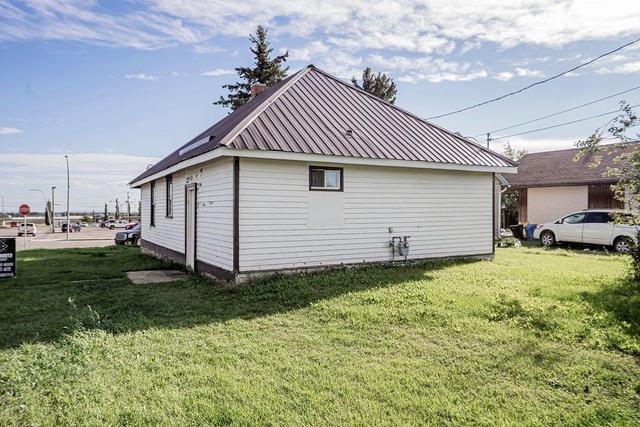 10900 102 Avenue, House detached with 3 bedrooms, 1 bathrooms and 4 parking in Fairview AB | Image 2