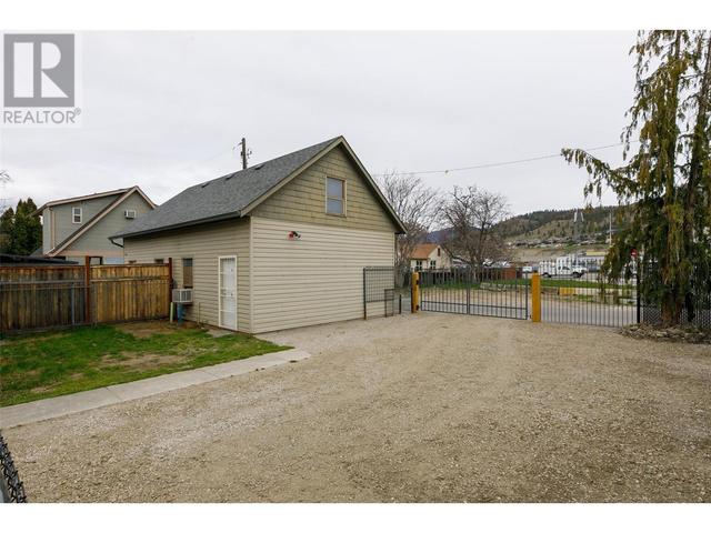 1090 Coronation Avenue, House detached with 2 bedrooms, 1 bathrooms and 8 parking in Kelowna BC | Image 6