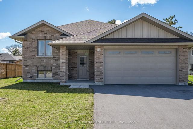 147 Rollins Dr, House detached with 2 bedrooms, 2 bathrooms and 4 parking in Belleville ON | Image 1