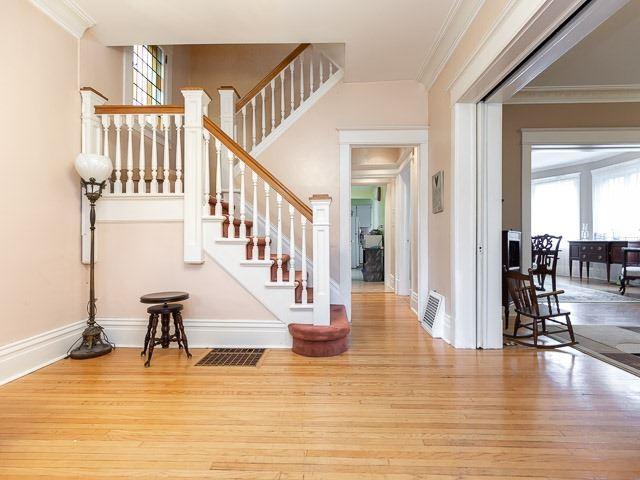 124 Rosemount Ave, House detached with 5 bedrooms, 3 bathrooms and 6 parking in Toronto ON | Image 3