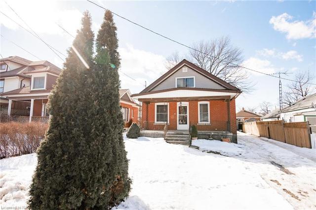 4747 Fourth Avenue, House detached with 3 bedrooms, 2 bathrooms and 4 parking in Niagara Falls ON | Image 2