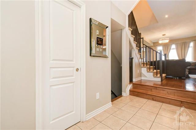 170 Mattingly Way, Townhouse with 3 bedrooms, 3 bathrooms and 3 parking in Ottawa ON | Image 4