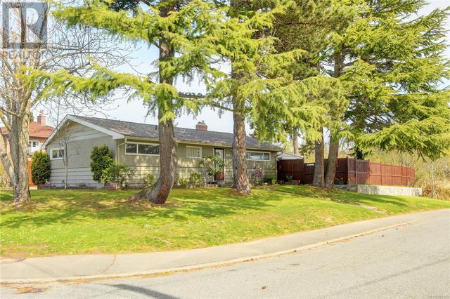 690 Baxter Ave, House detached with 4 bedrooms, 2 bathrooms and 3 parking in Saanich BC | Image 33