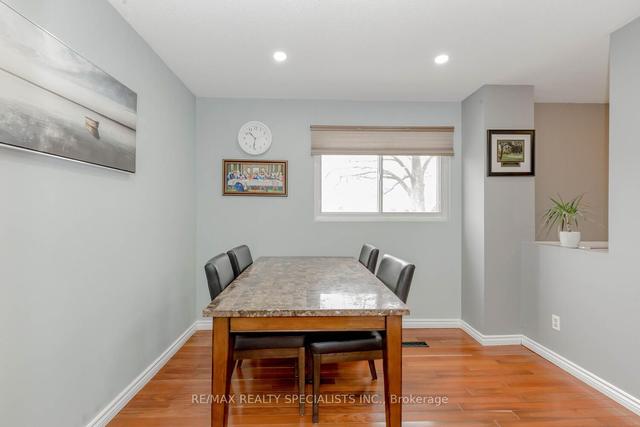 29 Sandringham Crt, Townhouse with 3 bedrooms, 2 bathrooms and 2 parking in Brampton ON | Image 2