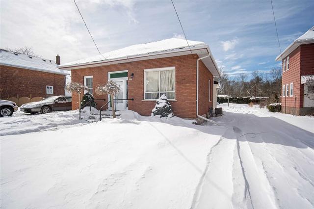 591 Park St N, House detached with 3 bedrooms, 1 bathrooms and 6 parking in Peterborough ON | Image 1
