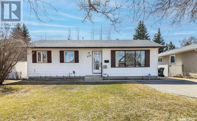 233 Assiniboine Drive, House detached with 4 bedrooms, 2 bathrooms and null parking in Saskatoon SK | Image 1