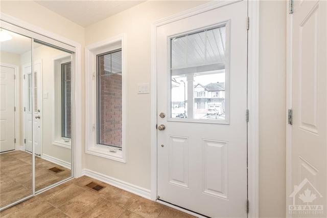 302 Song Sparrow Street, Townhouse with 3 bedrooms, 3 bathrooms and 2 parking in Ottawa ON | Image 2