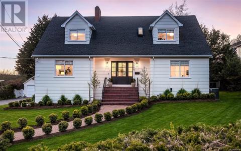 3084 Cadboro Bay Rd, House detached with 5 bedrooms, 3 bathrooms and 2 parking in Oak Bay BC | Card Image