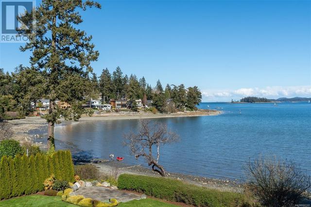 10393 Allbay Rd, House detached with 4 bedrooms, 2 bathrooms and 2 parking in Sidney BC | Image 38