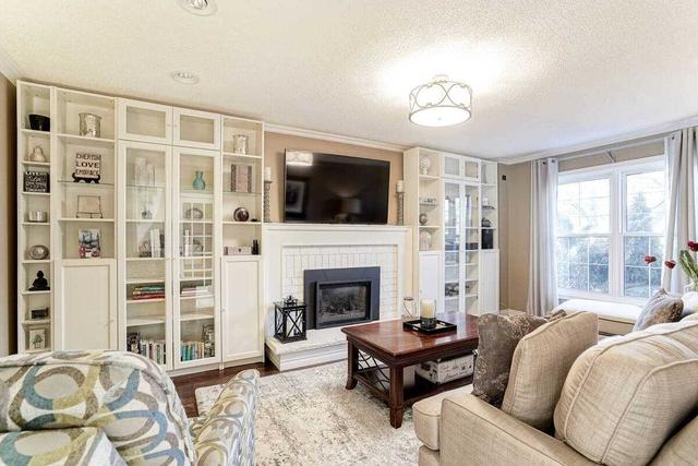 1240 Valleybrook Dr, House detached with 4 bedrooms, 3 bathrooms and 4 parking in Oakville ON | Image 8