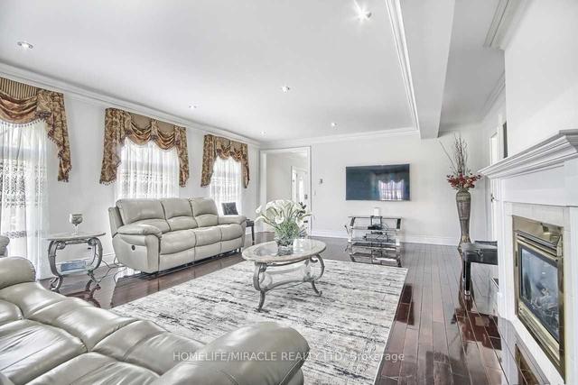 23 Morris Crt, House detached with 9 bedrooms, 8 bathrooms and 13 parking in Brampton ON | Image 8