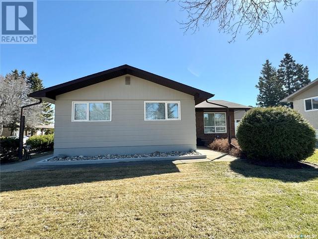 670 Buchanan Drive, House detached with 3 bedrooms, 2 bathrooms and null parking in Prince Albert SK | Image 1