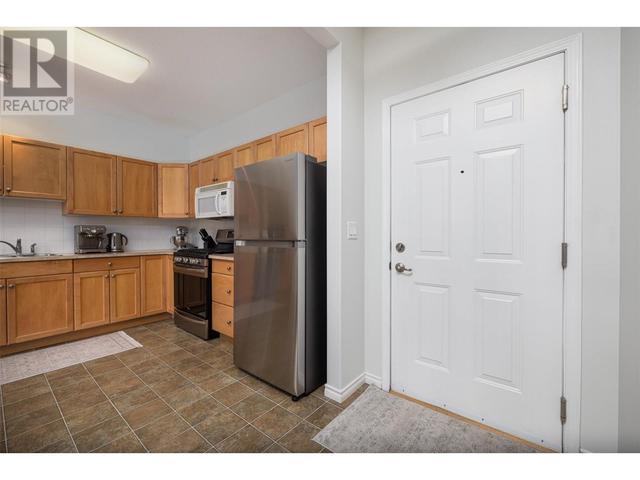106 - 1235 Klo Road, Condo with 2 bedrooms, 2 bathrooms and 1 parking in Kelowna BC | Image 3