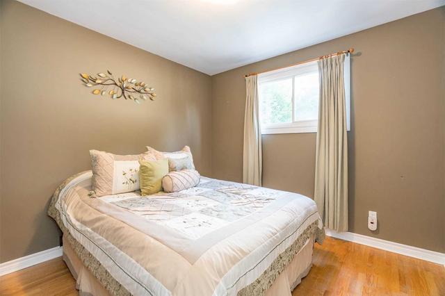 596 Mississaga St W, House detached with 4 bedrooms, 2 bathrooms and 9 parking in Orillia ON | Image 3