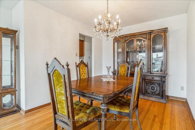 41 Sharpecroft Blvd, House semidetached with 3 bedrooms, 2 bathrooms and 4 parking in Toronto ON | Image 3