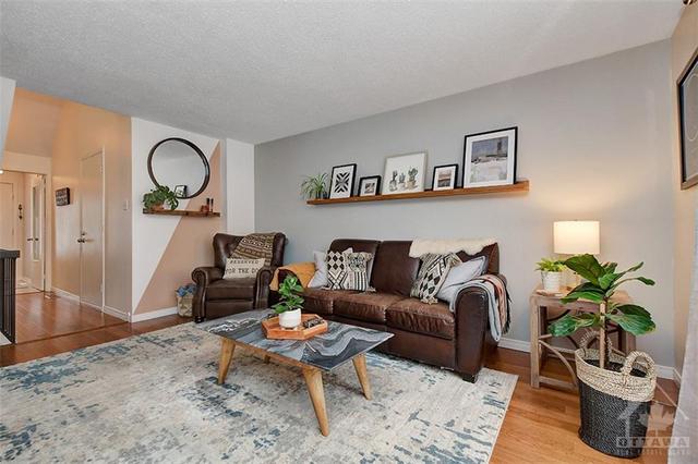 54 Tedwyn Drive, Townhouse with 3 bedrooms, 2 bathrooms and 3 parking in Ottawa ON | Image 8