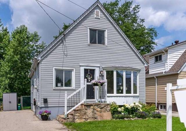 214 East 27th St, House detached with 2 bedrooms, 1 bathrooms and 3 parking in Hamilton ON | Image 1