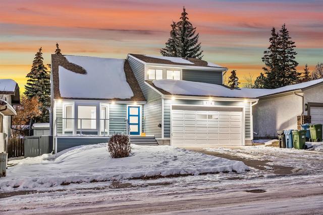 176 Hawkwood Way Nw, House detached with 6 bedrooms, 4 bathrooms and 4 parking in Calgary AB | Image 2