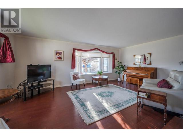 403 Woodruff Avenue, House detached with 5 bedrooms, 3 bathrooms and 1 parking in Penticton BC | Image 3