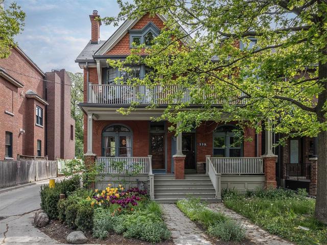 227 Crawford St, House semidetached with 3 bedrooms, 3 bathrooms and 1 parking in Toronto ON | Image 1