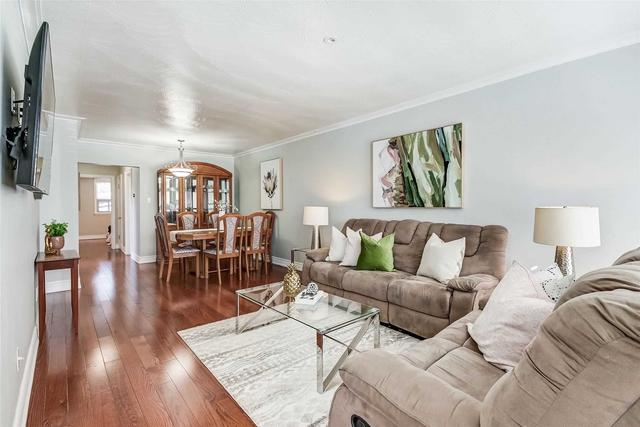 8 Chateau Crt, House semidetached with 3 bedrooms, 2 bathrooms and 7 parking in Toronto ON | Image 12