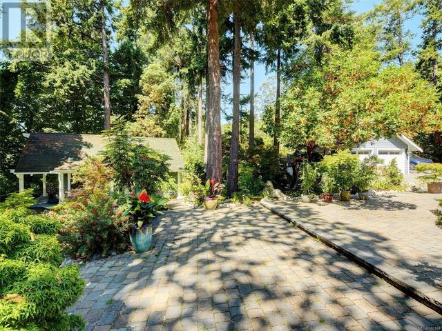 2937 Tudor Ave, House detached with 4 bedrooms, 5 bathrooms and 4 parking in Saanich BC | Image 55