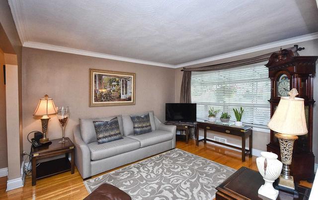 26 Compton Dr, House detached with 3 bedrooms, 2 bathrooms and 5 parking in Toronto ON | Image 2