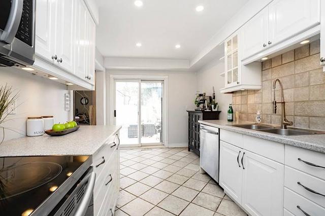 855 Sweetwater Cres, House attached with 3 bedrooms, 3 bathrooms and 3 parking in Mississauga ON | Image 11