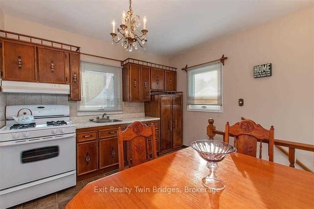 177 Gordon St, House detached with 2 bedrooms, 2 bathrooms and 4 parking in Sarnia ON | Image 3