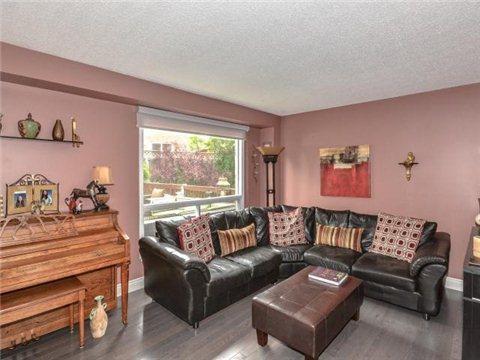 479 Aberfoyle Crt, House detached with 3 bedrooms, 2 bathrooms and 2 parking in Mississauga ON | Image 3