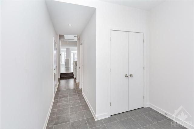 422 Trident Mews, Townhouse with 3 bedrooms, 3 bathrooms and 2 parking in Ottawa ON | Image 3