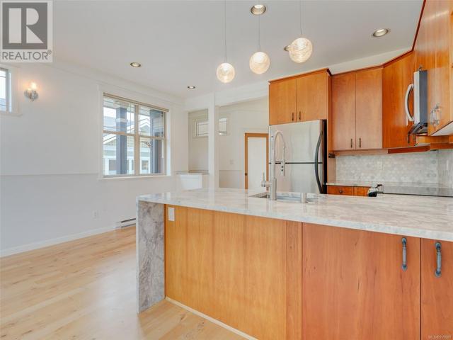 3 - 220 Moss St, Condo with 2 bedrooms, 1 bathrooms and 1 parking in Victoria BC | Image 11