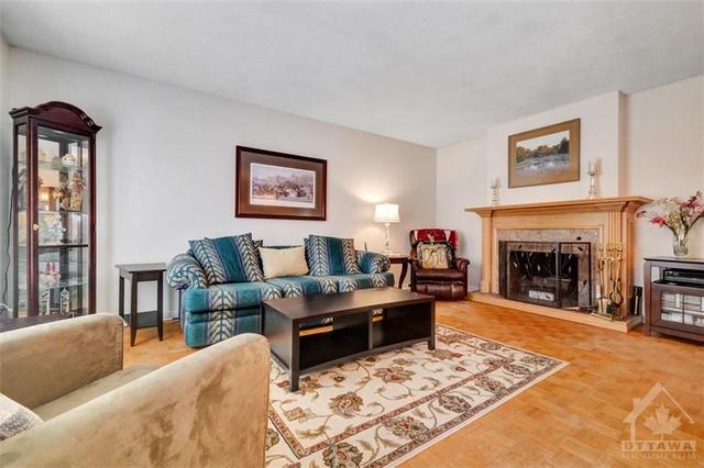 23 Banting Crescent, House detached with 3 bedrooms, 2 bathrooms and 4 parking in Ottawa ON | Image 8