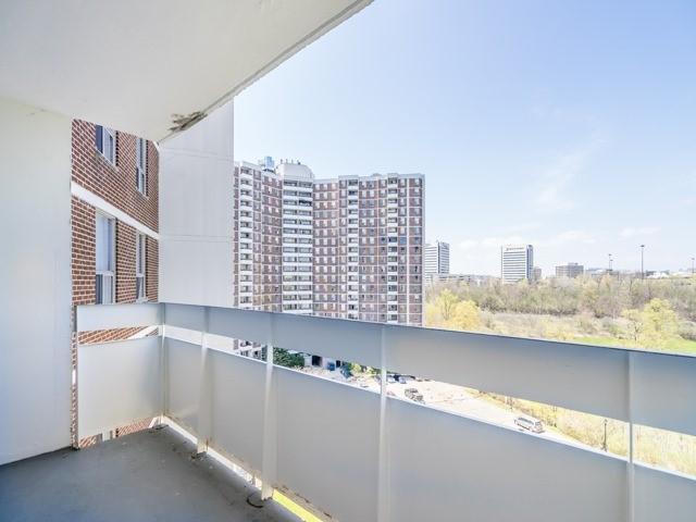 1001 - 20 Edgecliff Glwy, Condo with 3 bedrooms, 2 bathrooms and 1 parking in Toronto ON | Image 19