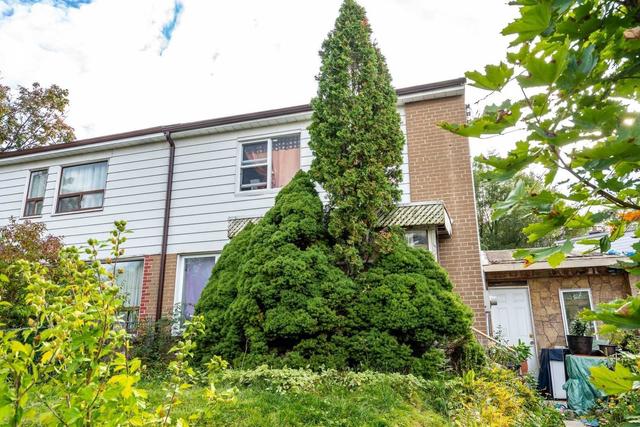 137 Woodfern Dr, House semidetached with 3 bedrooms, 2 bathrooms and 3 parking in Toronto ON | Image 6