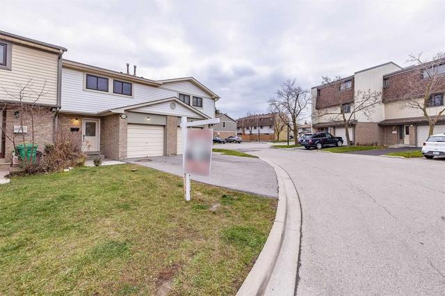 132 Ashton Cres, Townhouse with 3 bedrooms, 2 bathrooms and 2 parking in Brampton ON | Image 10