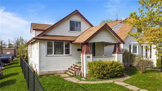 21 Chestnut Street E, House detached with 3 bedrooms, 2 bathrooms and 2 parking in St. Catharines ON | Image 2