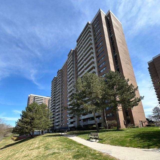 1612 - 260 Scarlett Rd, Condo with 2 bedrooms, 2 bathrooms and 1 parking in Toronto ON | Image 12