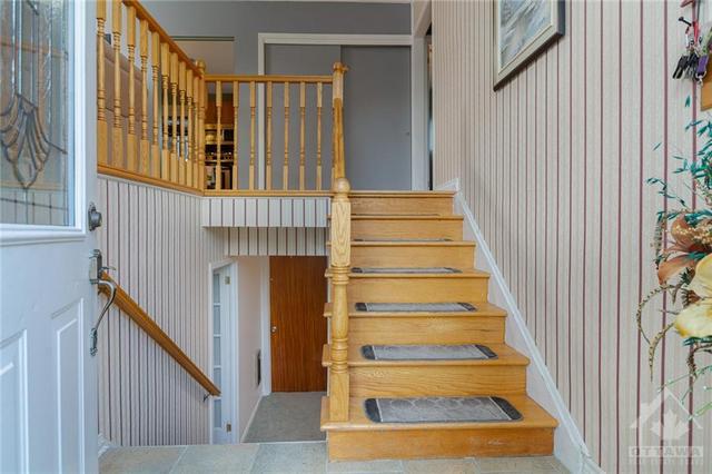 1004 Watson Street, House detached with 4 bedrooms, 2 bathrooms and 4 parking in Ottawa ON | Image 4