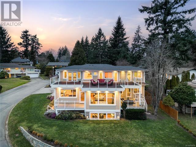 4924 Winterburn Pl, House detached with 8 bedrooms, 6 bathrooms and 5 parking in Saanich BC | Image 3