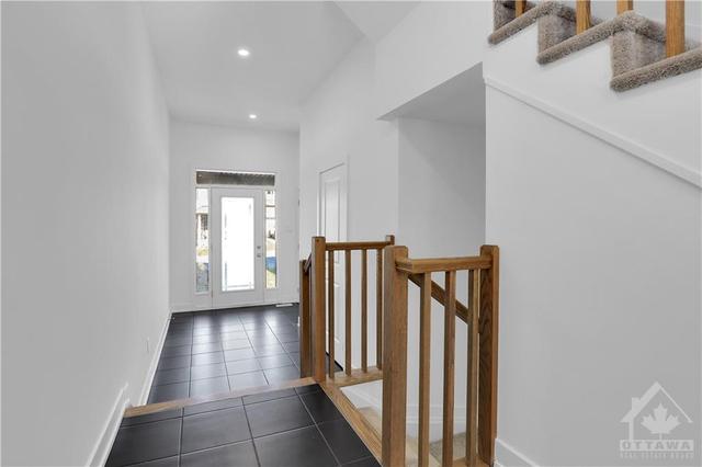 303 Broadridge Crescent, Townhouse with 3 bedrooms, 3 bathrooms and 3 parking in Ottawa ON | Image 4