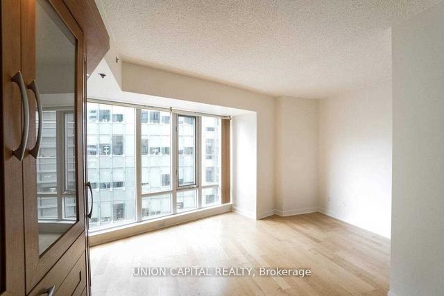 812 - 210 Victoria St, Condo with 1 bedrooms, 1 bathrooms and 0 parking in Toronto ON | Image 4