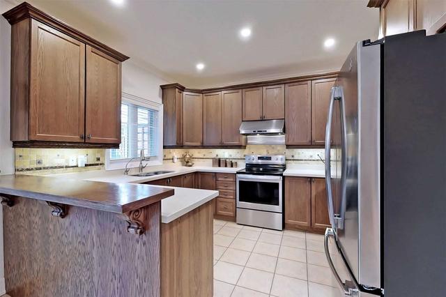 571 Forsyth Farm Dr, House detached with 4 bedrooms, 3 bathrooms and 4 parking in Whitchurch Stouffville ON | Image 4