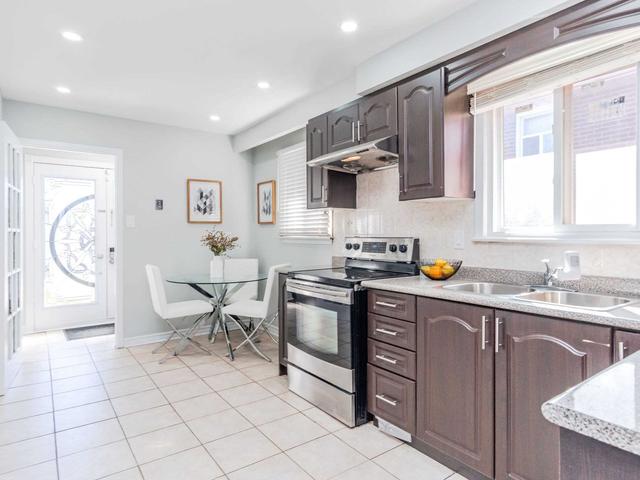 7729 Kittridge Dr, House semidetached with 3 bedrooms, 2 bathrooms and 5 parking in Mississauga ON | Image 3