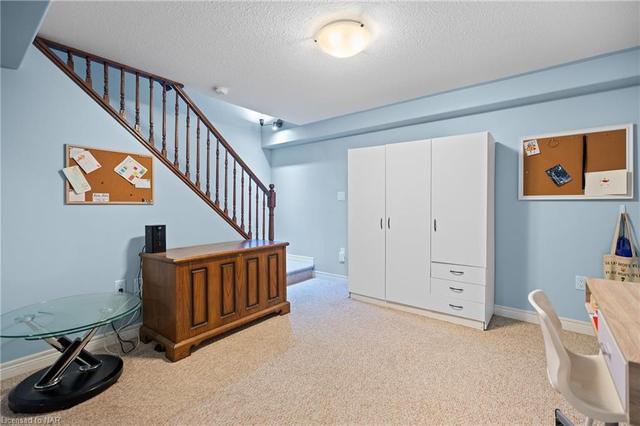 10 Guest Place Place, House attached with 3 bedrooms, 2 bathrooms and 2 parking in St. Catharines ON | Image 11